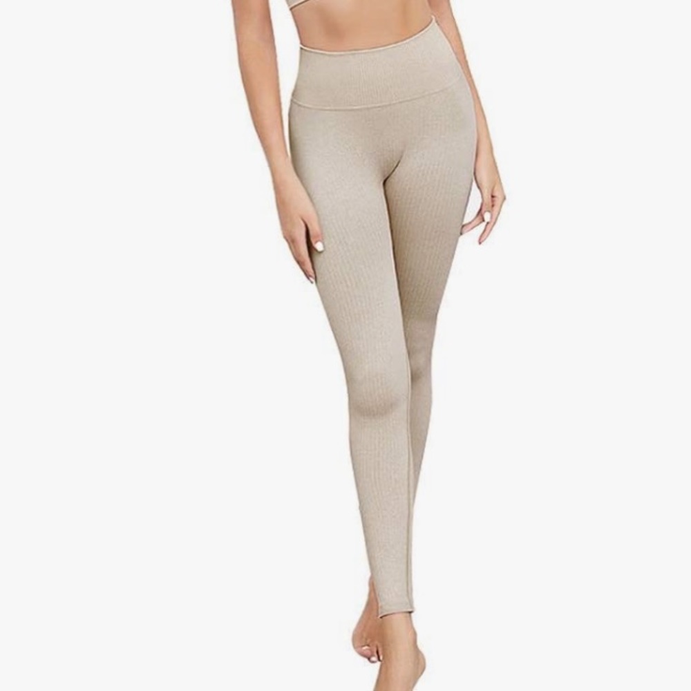 Cream colored Amazon ribbed leggings size size medium